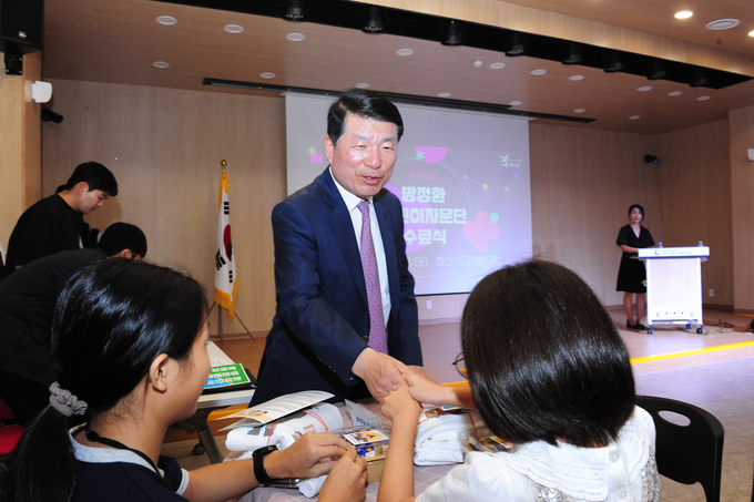 백경현 구리시장이 2024년 방정환 어린이자문단수료식에서 단원들의 노고를 격려하고 있다. (사진=구리시 제공) 