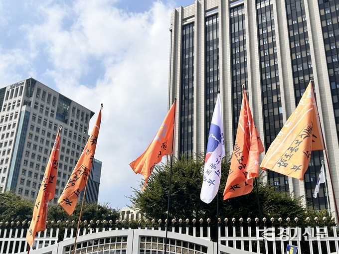 전국사무금융서비스노동조합, 전국금융산업노동조합, 카드사노동조합협의회가 9일 금융위원회 정문 앞에서 카드 수수료율 추가인하 중단 및 주기적 재산정 제도 폐기를 촉구하는 공동 기자회견을 열었다. (사진=고현솔 기자)