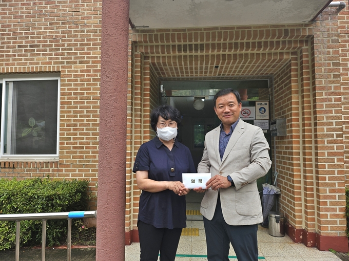 가평군가평읍 행정복지센터는 추석명절을 앞두고 지난 5일 가평읍에 소재하고 있는 사회복지시설 4곳을 방문해 안부를 전하고 애로사항 등을 청취했다. (사진=가평읍 행정복지센터 제공)