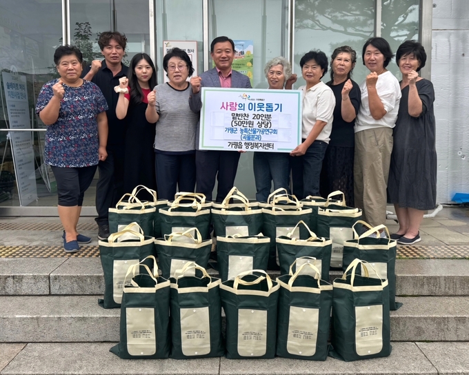 가평군 농.특산물가공연구회 곡물분과는 6일 추석을 앞두고 가평읍 행정복지센터를 방문해 돼지불고기.전 등 6가지의 50만원 상당의 밑반찬 20인분을 후원했다. (사진=가평읍 행정복지센터 제공)