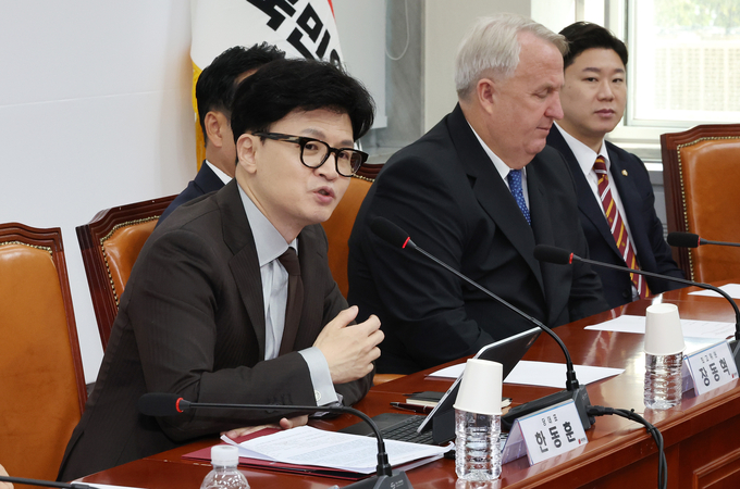 한동훈 국민의힘 대표(왼쪽)가 9일 오전 국회에서 열린 최고위원회의에서 발언하고 있다. (사진=연합뉴스)