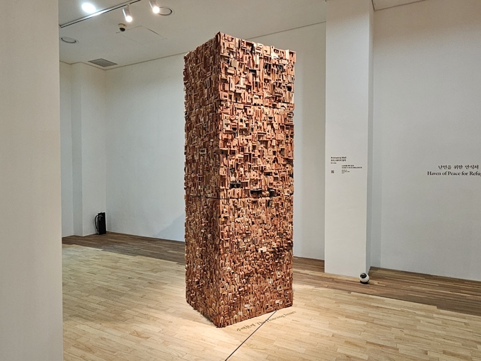 노숙자를 위한 집 Ⅲ, 테라코타, 철, 91.4×76.2×274.3, 2024. (사진=고륜형 기자)