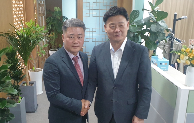 경기도의회 최종현(수원7·오른쪽) 더불어민주당 대표의원과 김정호(광명1) 경기도의회 국민의힘 대표의원이 9일 오후 경기도의회에서 K-컬처밸리 관련 쟁점 사안들에 대한 첫 번째 잠정 합의안을 도출한 뒤 기념촬영을 하고 있다. (사진=나규항 기자)