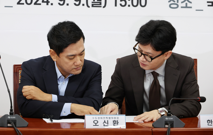 한동훈 국민의힘 대표가 9일 오후 국회에서 열린 수도권비전특별위원회 임명장 수여식 및 1차 전체회의에서 위원장을 맡은 오신환(왼쪽) 당협위원장과 대화하고 있다. (사진=연합뉴스)