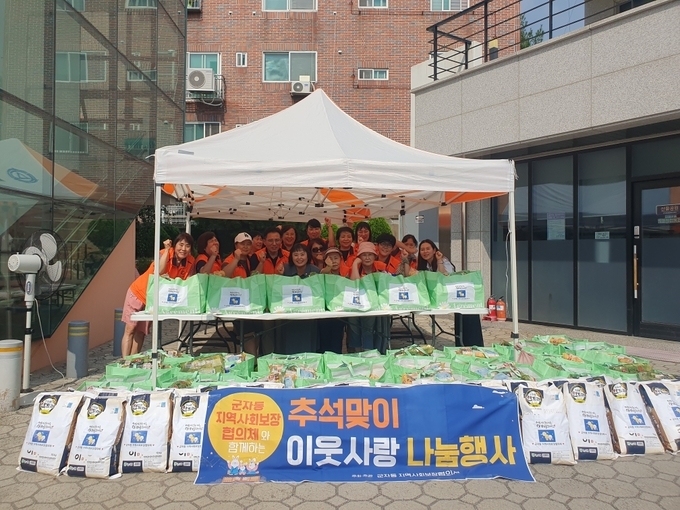 시흥시 군자동 지역사회보장협의체와 군자동 행정복지센터 맞춤형 복지팀은 지난 9일 추석 명절을 맞아 관내 취약계층 40가구에 총 320만 원 상당의 명절 선물 꾸러미를 전달했다. (사진=시흥시 제공)