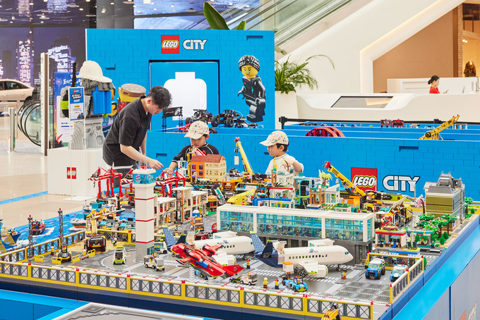 스타필드 안성에서 진행 중인 ‘LEGO CITY : 레고 시티 세상에서 무선조종 체험하기' 팝업스토어에서 어린이 고객들이 ‘액션 디오라마존’을 체험하고 있다. (사진=신세계프라퍼티 제공)