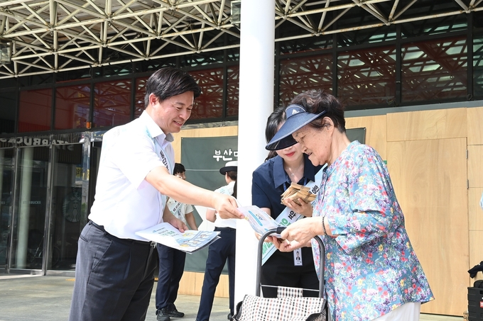 시민에게 리플릿을 배부하며 안전을 위한 교통수칙을 홍보하는 조용익 부천시장. (사진=부천시 제공)