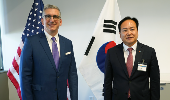 조 폰(Joe Pon) 어플라이드 머티어리얼즈 최고대외협력책임자(좌측), 이권재 오산시장(우측). (사진=오산시 제공)