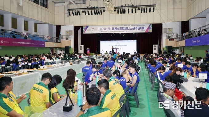 각국 선수들이 환송 만찬과 에프터 파티를 즐기고 있다. (사진=안성시 제공)