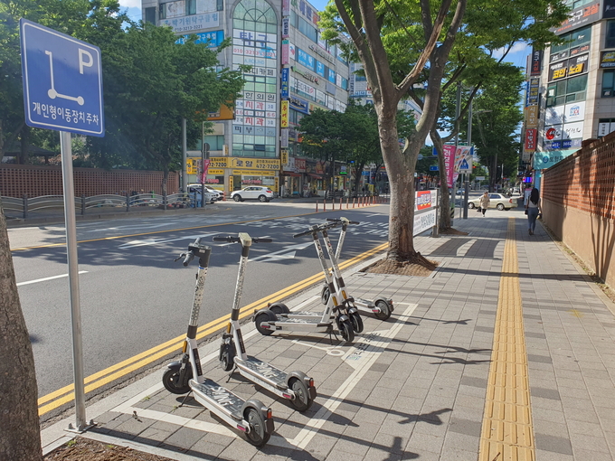남동구 만수동에 있는 주차구역에 주차된 전동킥보드 모습. ( 사진 = 남동구 제공 ) 