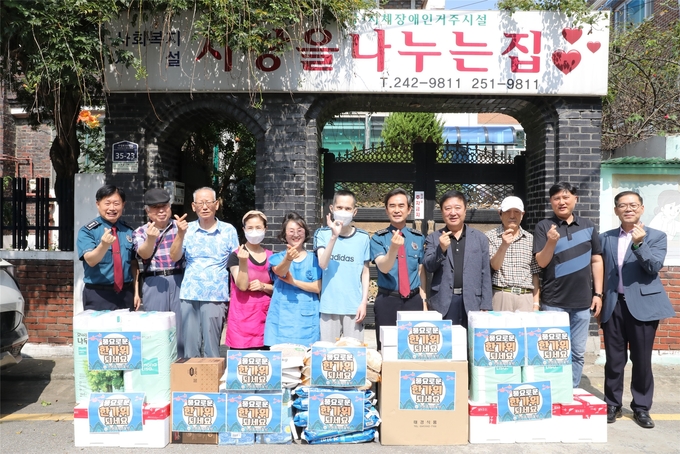  10일 수원중부경찰서가 '사랑을 나누는 집'을 방문해 위문금품을 전달했다. (사진=수원중부경찰서 제공)