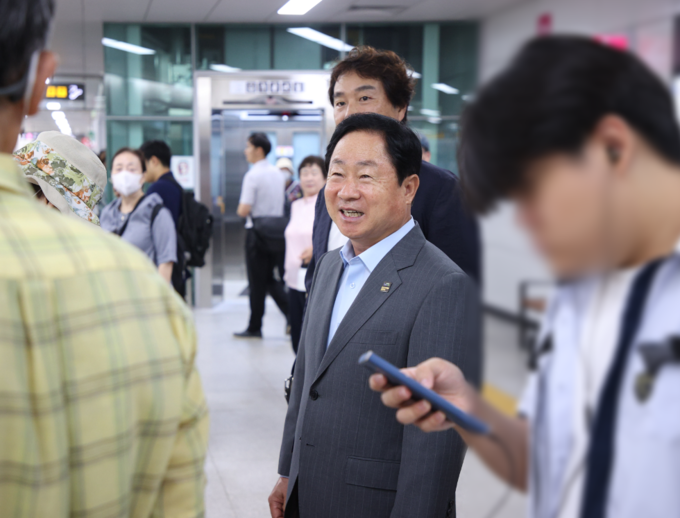 주광덕 남양주시장이 별내선 개통 한 달을 맞아 이용자들의 불편사항은 없는지 현장을 점검하고 있다.(사진=남양주시 제공)