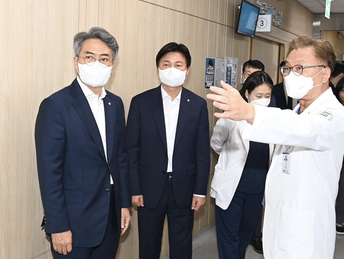 추석연휴 대비 응급의료대응체계를 점검하고 있는 조용익 부천시장. (사진=부천시 제공)