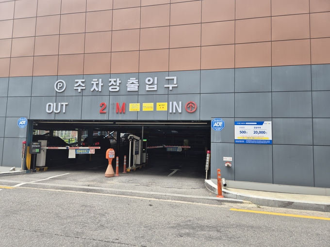  시청 공무원이 편법을 통해 몰래 사용해오다 적발된 공용 유료주차장 모습. (사진=천용남 기자) 
