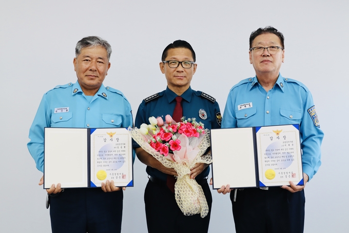 시흥경찰서는 지난 10일 오전 시흥시 정왕동에 소재한 모범운전자 사무실에 방문해 회원들의 노고를 격려하고 교통안전 활동에 공로가 큰 회원 2명에게 감사장을 전달했다. (사진=시흥경찰서 제공)