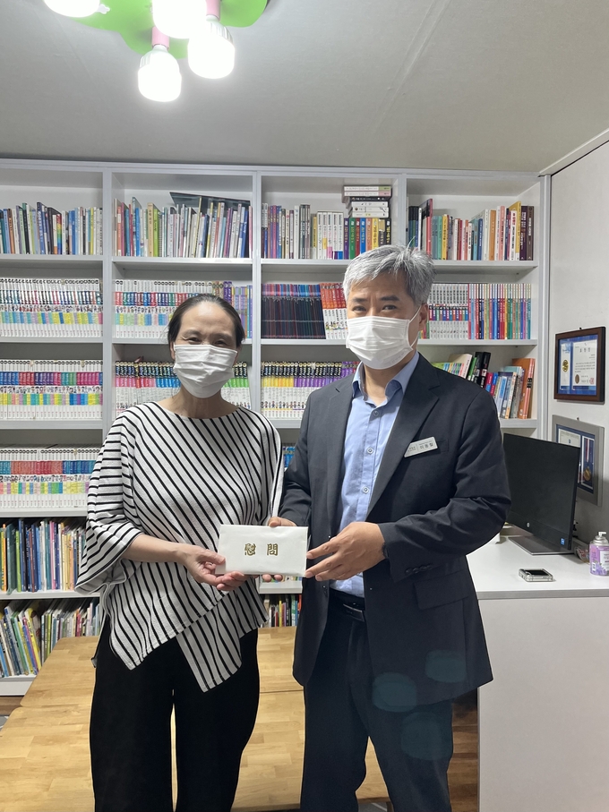 가평 설악면행정복지센터는 9일 노인복지시설 4곳과 지역아동센터 1곳을 방문해 추석맞이 위문금(가평사랑상품권)을 전달했다. (사진=가평군 설악면 행정복지센터 제공)