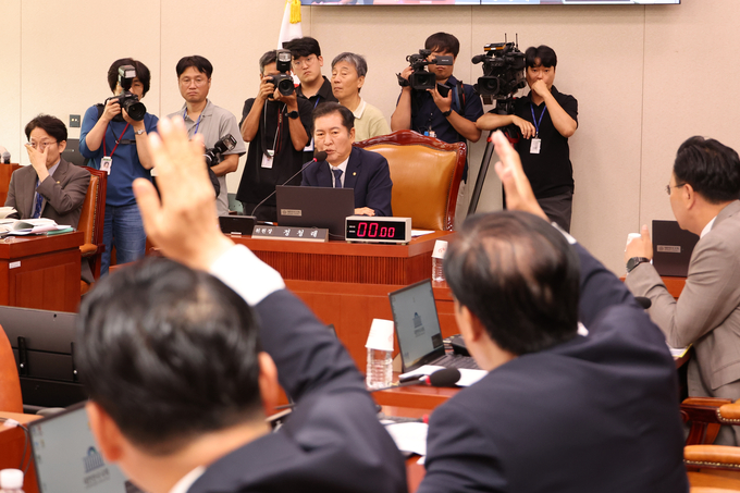 11일 오전 서울 여의도 국회에서 열린 법제사법위원회 전체회의에서 국민의힘 장동혁 의원과 송석준 의원이 의사진행발언 기회를 요청하고 있다. (사진=연합뉴스)