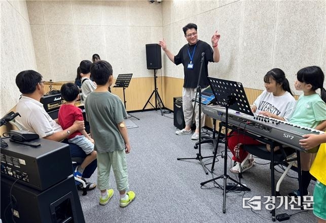 경기안성뮤직플랫폼에서 초등학생들이 악기도서관 체험활동을 하고 있다. (사진=안성시 제공)