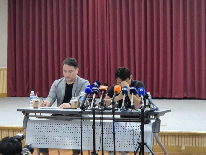 프로축구 K리그 1 수원FC 미드필더 손준호가 11일 수원시체육회관 2층 대회의실에서 기자회견을 열고 입장을 밝히며 눈물을 흘리고 있다. (사진=이건우 기자)
