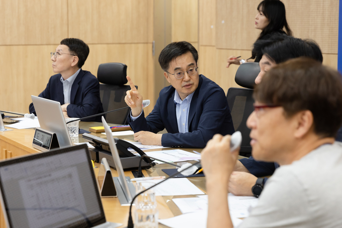 12일 경기도청 영상회의실에서 김동연 경기도지사가 의료현장 긴급점검 회의를 진행하고 있다. (사진=경기도 제공)