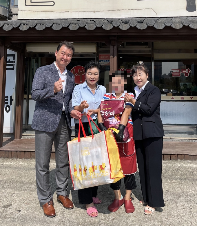 화성서부경찰서와 안보자문협의회가 북한이탈주민을 위해 마련한 추석 선물세트' 행복 꾸러미' 를 전달했다. (사진=화성서부경찰서 제공)