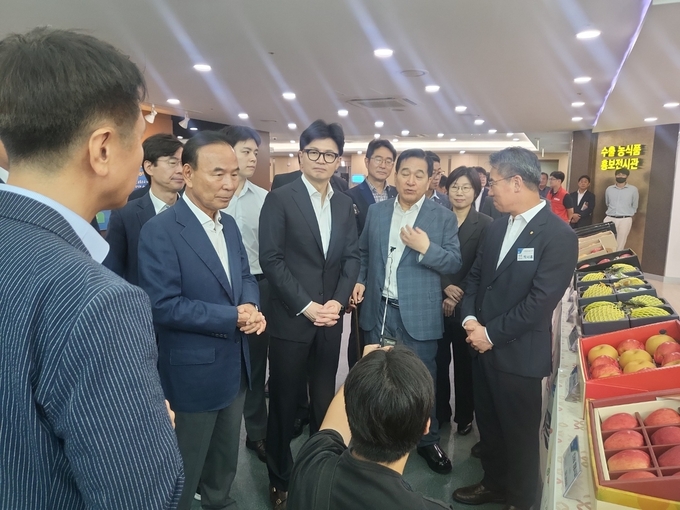 한동훈 대표가 농축산 식품 비축 및 물류 상황을 점검했다. (사진=정성우 기자)