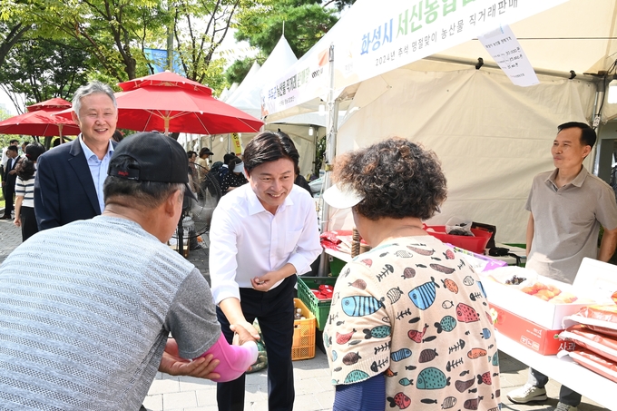 상인과 인사를 나누는 조용익 부천시장. (사진=부천시 제공)