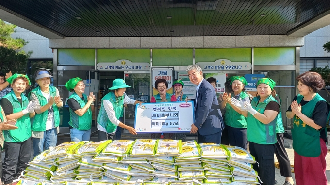가평 청평면 새마을부녀회가 백미 57포대를 기탁했다. (사진=청평면 행정복지센터 제공)