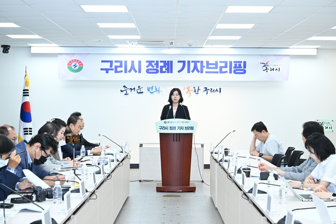 구리시 조명아 환경사업소장이 12일 시청 본관 3층 종합상황실에서 정례 기자브리핑을 하고 있다. (사진=구리시 제공)