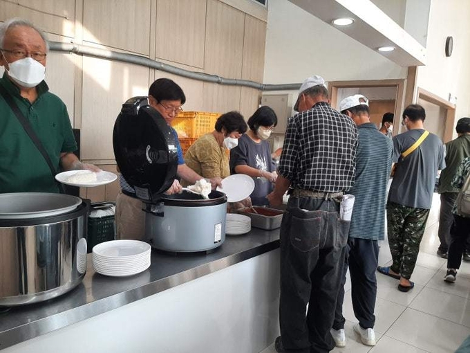 지난 7일 예사랑 공동체가 수원역 인근 정 나눔터에서 취약계층을 위한 무료급식을 운영했다. (사진=예사랑 공동체 제공)
