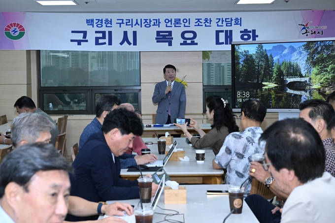 백경현 구리시장이 12일 조찬간담회를 통해 전임 시장이 추진했던 '구리아이타워 건립사업'에 대해 설명하고 있다. (사진=구리시 제공)