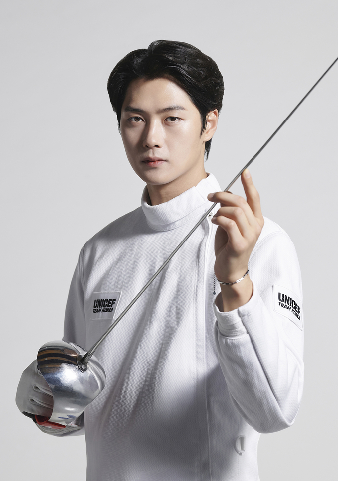 오상욱 선수가 유니세프 팀 팔찌 홍보에 재능기부로 참여했다. (사진=유니세프 한국위원회 제공)