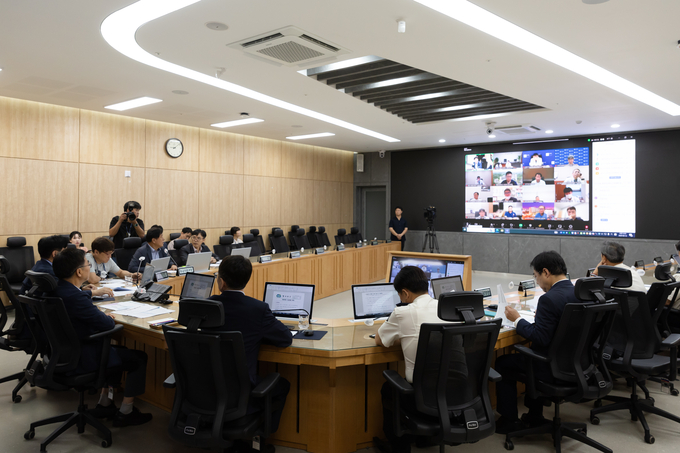 12일 경기도청 재난안전상황실에서 김동연 경기도지사, 경기응급의료지원센터장, 권역응급의료센터 병원장 , 소방재난본부장, 보건건강국장 등이 참석한 가운데 응급의료 현황 점검 및 추석 연휴 의료대책 등을 내용으로 긴급점검 회의가 열리고 있다. (사진=경기도 제공)