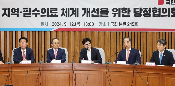 한동훈 국민의힘 대표가 12일 오후 서울 여의도 국회에서 열린 지역·필수의료 체계 개선을 위한 당정협의회에서 발언하고 있다. 왼쪽부터 국민의힘 김상훈 정책위의장, 추경호 원내대표, 한 대표. 한덕수 국무총리, 이주호 부총리 겸 교육부 장관. (사진=연합뉴스)