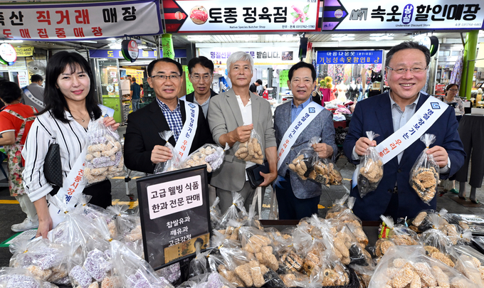 12일 광주시 경안시장에서 시석중 경기신용보증재단 이사장, 김선영(민주·비례) 도의회 경제노동위원회 부위원장 등 참석자들이 추석맞이 장보기를 하고 있다. (사진=경기신보 제공)