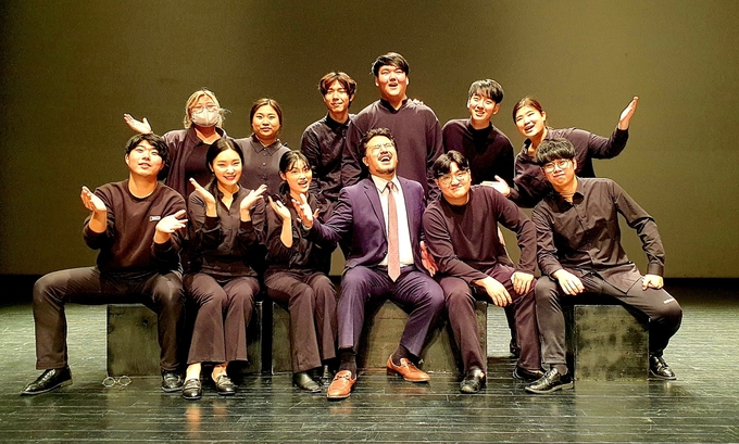 오동국 안양대 교수(앞줄 오른쪽 세 번째)와 성악전공 학생들이 14일 '경기도자비엔날레 콘서트' 초청 공연을 앞두고 기념촬영하고 있다.(사진=안양대 제공)