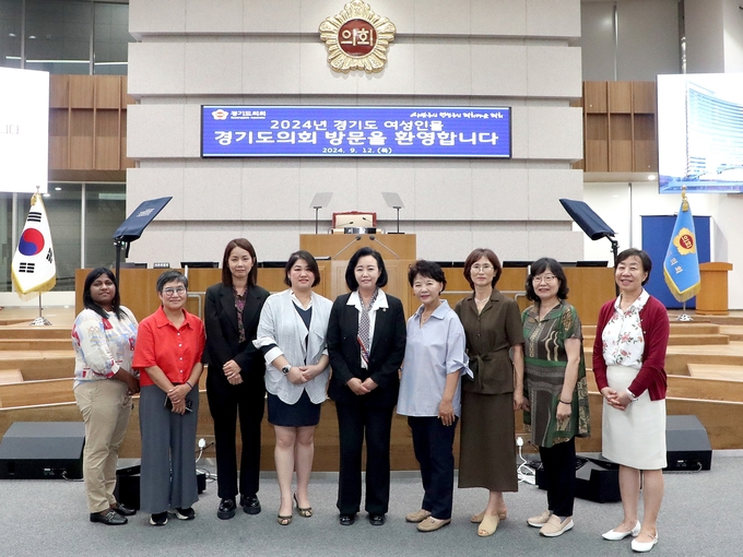 정윤경(민주·군포1·가운데) 경기도의회 부의장과 올해의 경기도 여성 인물들이 지난 11일 경기도의회에서 기념촬영을 하고 있다. (사진=경기도의회 제공) 