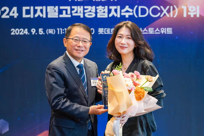 서울 소공동 롯데호텔에서 진행된 '디지털 고객 경험지수(DCXI)' 인증 수여식에서 강명수 한국표준협회 회장(왼쪽)과 이보나 삼성전자 상무(오른쪽)가 기념 촬영을 하고 있다. (사진=삼성전자 제공)