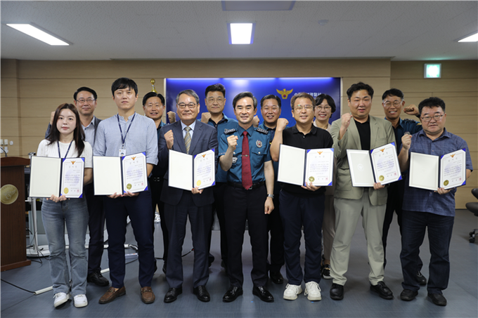 지난 12일 수원중부경찰서 동부파출소 환경개선에 적극 참여한 박영대 수원중부경찰서장(가운데), 수원시 마을만들기 협의회, 수원시청 및 팔달구청 직원들의 기념촬영 모습. (사진=수원중부경찰서 제공)