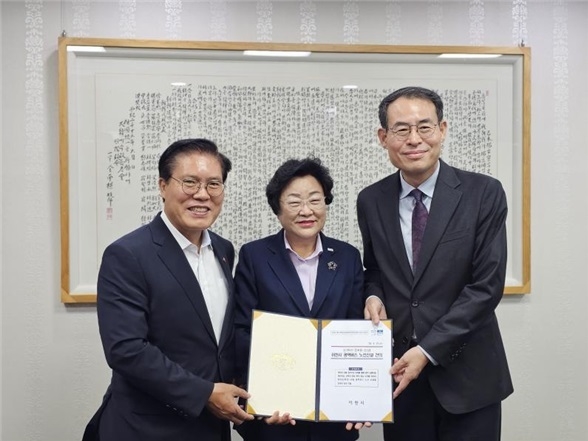 송석준 국회의원(왼쪽)과 김경희 이천시장(가운데)이 강희업 대광위원장에게 건의문을 전달하고 있다. (사진=의원실 제공)