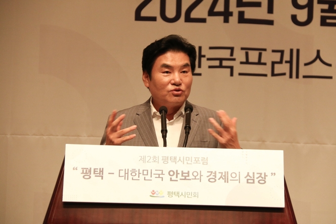 원유철 평택시민회장은 12일 제2회 평택시민포럼에서 ‘유라시아 큰길을 여는 평택의 역할‘이라는 주제로 경제특강을 했다. (사진=평택시민회 제공)
