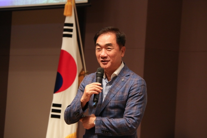 정장선 평택시장이 12일 서울프레스센터에서 열린 제2회 평택시민포럼에서 시정설명을 하고 있다. (사진=평택시민회 제공)