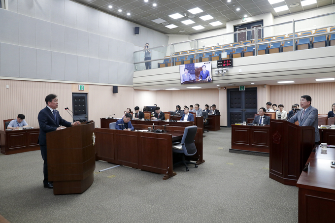 구리시의회 권봉수 의원이 13일 제340회 임시회 제3차 본회의에서 백경현 구리시장에게 부시장 장기공백에 대한 원인과 해소방안에 대해 질문하고 있다. (사진=구리시의회 제공)