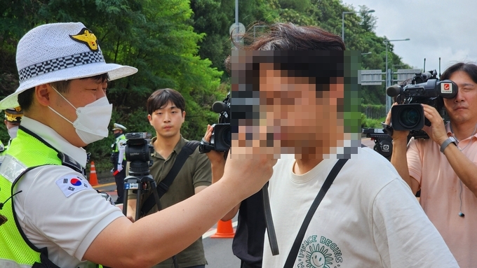  14일 음주운전 단속에 걸린 운전자. (사진=박진석 기자)