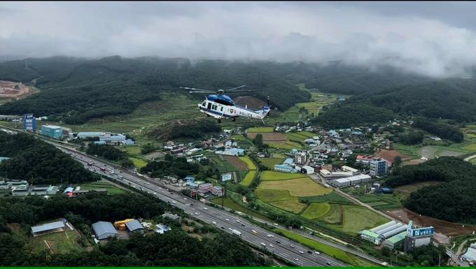  14일 경기남부경찰청이 경찰 헬기로 고속도로 일대를 순찰하는 모습. (사진=경기남부경찰청 제공)