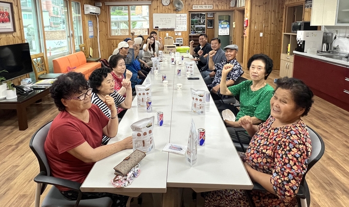 가평읍 행정복지센터에서는 추석을 맞이하여 관내 경로당인 가평읍분회외 47개소에 백미 등 후원 물품 전달및 일부 경로당을 방문했다. (사진=가평읍 행정복지센터 제공)