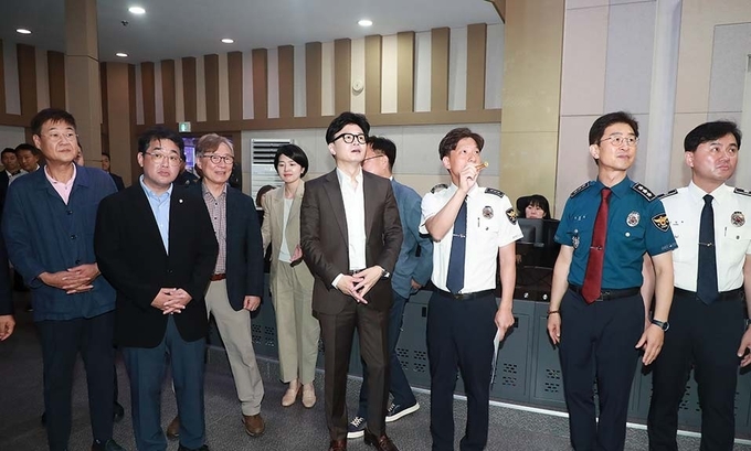 한동훈 국민의힘 당대표와 주요당직자들은 16일 오후 추석 연휴 기간동안 근무를 하는 공직자들을 격려하기 위해 서울시 종로구에 위치한 서울지방경찰청을 방문했다. (사진=국민의힘 제공)