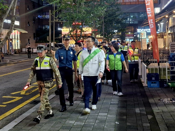 남양주시 다산행정복지센터 청소년 안심귀가를 위한 민·관·경 합동순찰 모습. (사진=남양주시 제공)