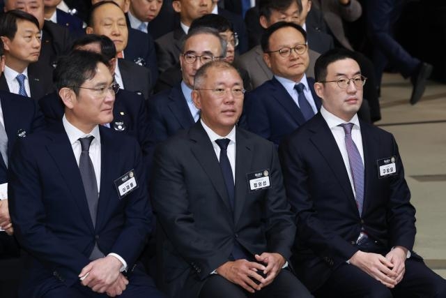 지난 3월 20일 서울 영등포구 63컨벤션센터에서 열린 제51회 상공의 날 기념식에 참석한 (왼쪽부터) 이재용 삼성전자 회장, 정의선 현대차 회장, 구광모 LG그룹 회장(사진=연합뉴스 제공)