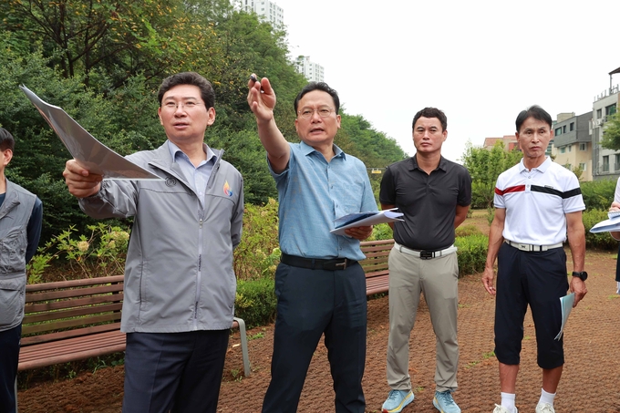 이상일 용인시장이 지난 13일 수지구 상현동 광교숲속마을 쉼터(상현동 1171)를 방문해 주민들의 의견을 청취하고 현장을 점검했다. (사진=용인시 제공)